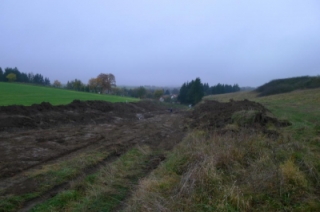 Kontrolní den – skrývka ornice.jpg