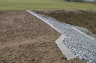 Poldr č. 1 – dokončená stavba hráze.jpg