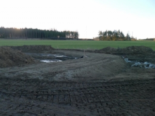 Poldr č. 2 – stavba tělesa hráze.jpg