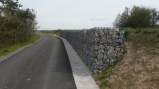 Tzv. gabiony na začátku polní cesty C20.jpg