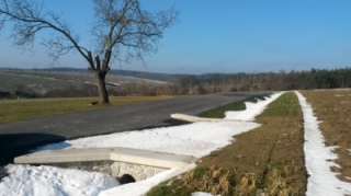 Záchytný příkop s propustkem.jpg