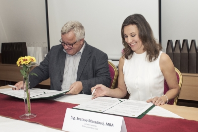 Podpis dohody o spolupráci s CzechGlobe.jpg