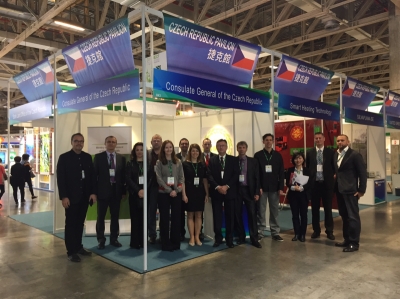 Český pavilon s účastníky.jpg