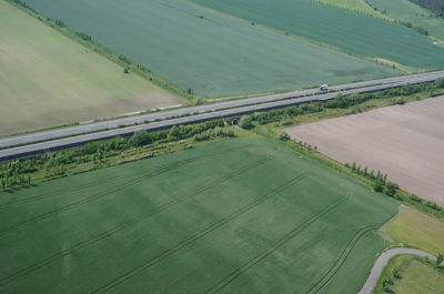 Obr. 6. Navádějící pásy pro zvěř na podchod pod D 11.JPG