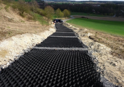 Polní cesta C1 v k.ú. Libice nad Doubravou – konstrukce z geobuněk v úseku km 0,480 - KÚ.jpg