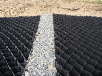 Polní cesta C1 v k.ú. Libice nad Doubravou – konstrukce z geobuněk v úseku km 0,480 - KÚ_2.jpg