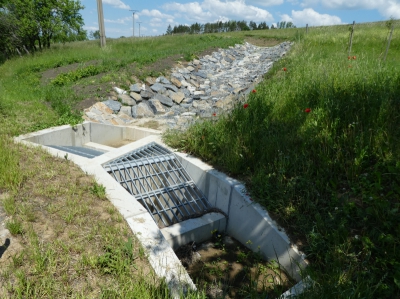 Protierozní mez a vtokový objekt.JPG