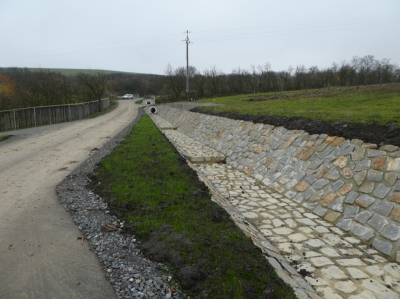 svodný příkop při cestě.JPG