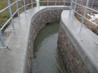 Obtokový kanál v době jarního tání.JPG