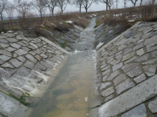 Obtokový kanál v době jarního tání_2.JPG