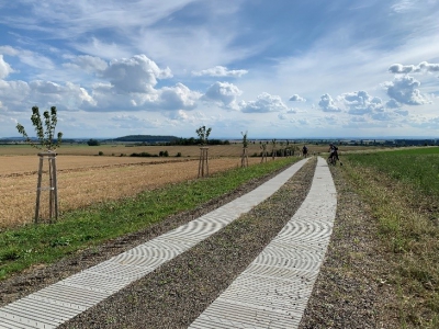 kolejová vedlejší polní cesta Doubravany.jpg