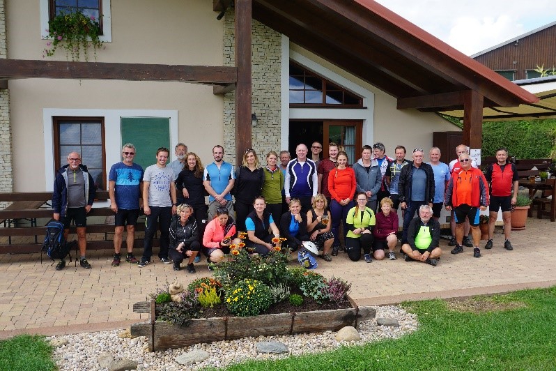 účastníci zájezdu na farmě Dvůr Seletice.jpg