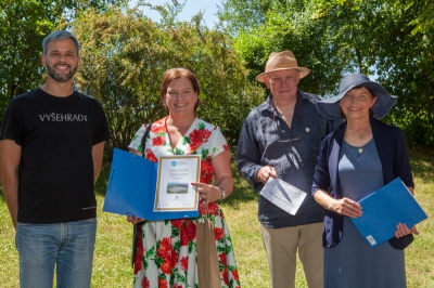 Petra Kazdová přebírá ocenění za 2. místo v hlasování veřejnosti za proměnu Krajinná opatření Choťovice. Po pravici Ing. arch. Petr Kučera, ředitel NKP Vyšehrad, po levici arch. Josef Pleskot, Ing. Drahomíra Kolmanová ředitelka Cestami proměn