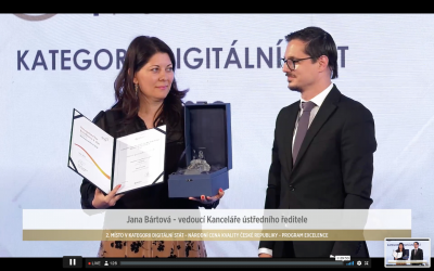 Jana Bártová přebírá ocenění NCK