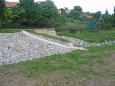 obr. 11 - Železobetonová přelivná hrana bezpečnostního objektu