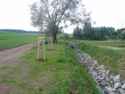 obr. 8 - Celkový pohled na rekultivovaný Vážanský potok