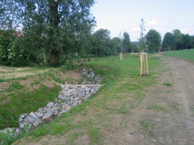 obr. 7 - Hrázkování v rámci rekultivace potoka