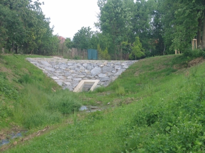 obr. 4 - Pohled na zátopu a novou hráz