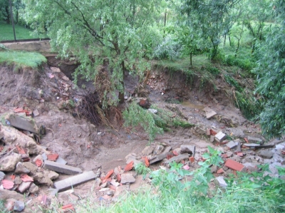 obr. 2 - Nádrž odhalila nevhodnou skladbu tělesa hráze-stav před úpravou