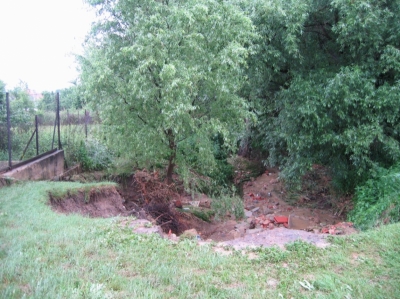 obr. 1 - Poškození původní hráze–stav před úpravou