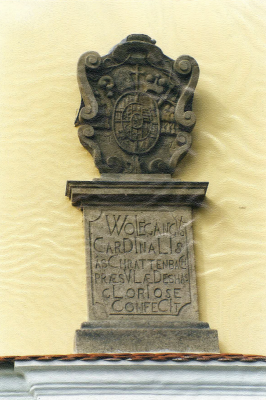 obr. 4 - erb a deska s chronogramem po rekonstrukci