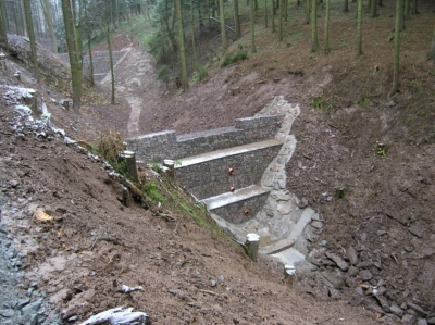 Polopropustné přehrážky