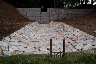 Retenční přehrázka z drátokošů