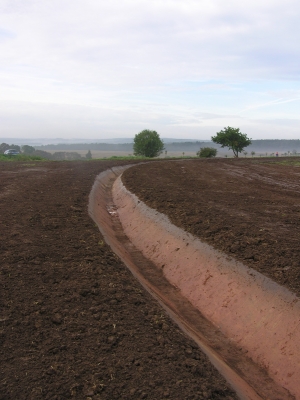 Záchytný příkop s zasakovacím pásem