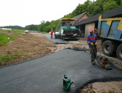 Pokládání živice na stabilizovanou vrstvu místní zeminy