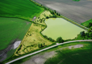 Obr. 4.  Biocentrum s vodní plochou na jaře 2017