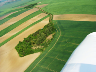 >Obr. 7 Letecký snímek suchého poldru