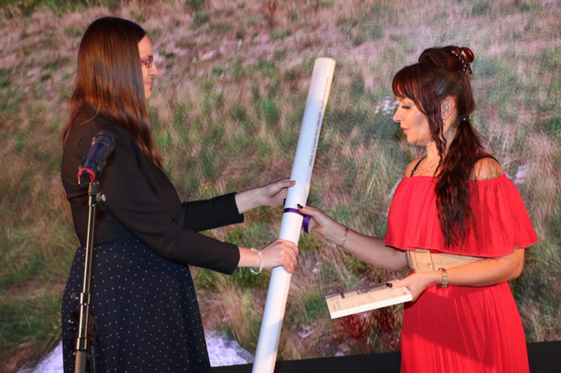 Stavba roku Středočeského kraje 2022: Andrea Čápová přebírá ocenění