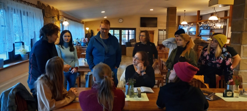 Starostka obce Růžová Helena Křížková se studenty