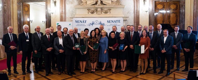 Fotografie všech předávajících a oceněných