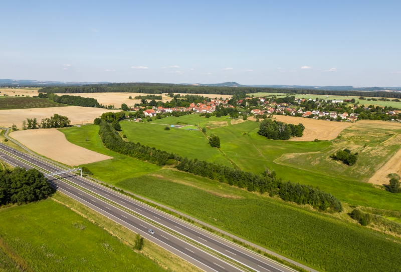 Ochranný val Myslikovice léto 2023.jpg