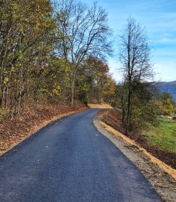 Obrázek4 Hlavní polní cesta HC16 v k.ú. Stadice po a před rekonstrukcí (směrem do Stadic).jpg