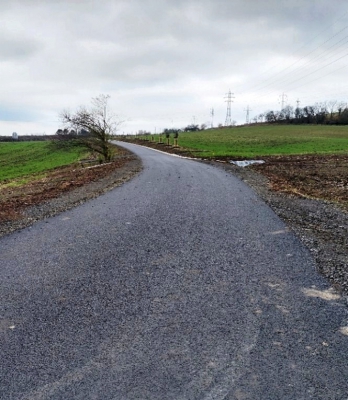 Obrázek6 Vedlejší polní cesta C12 v k.ú. Řehlovice po a před rekonstrukcí (směrem do Řehlovic).jpg