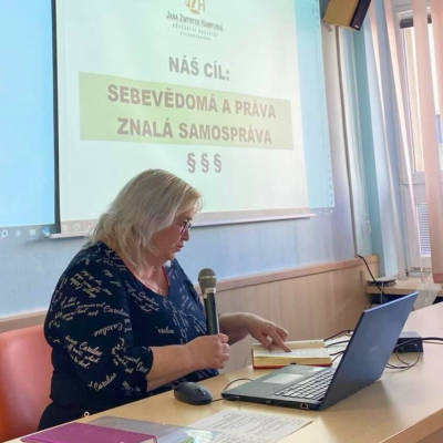 Jana Zwyrtek Hamplová-senátorka a advokátka pro veřejnou správu.png