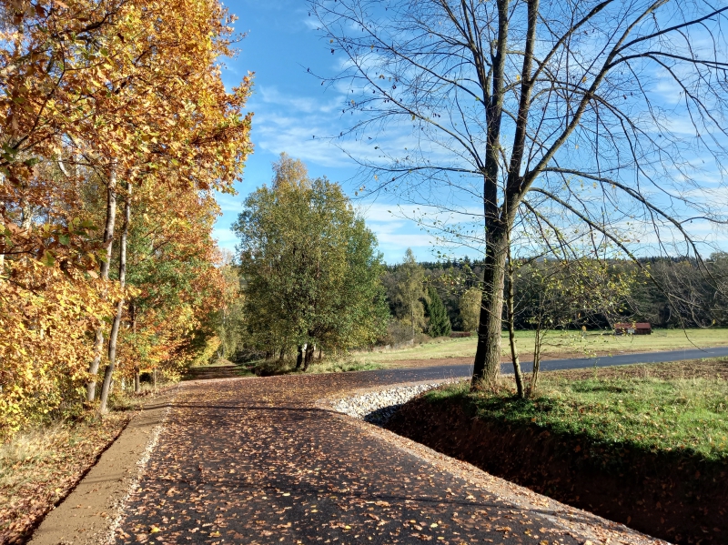 Polní cesta se svodným příkopem