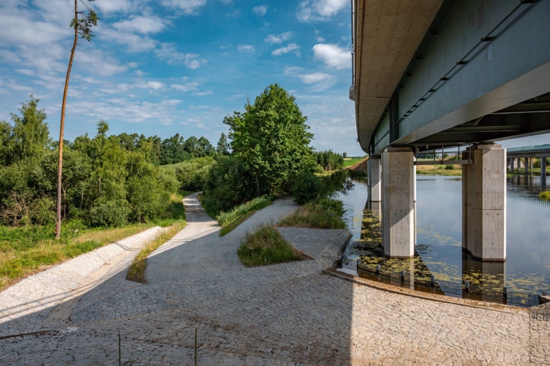 Obrázek5_Železniční a dálniční estakáda s realizovanou komunikací VCN-2 s přelivem z rybníku v k.ú. Myslkovice.jpg