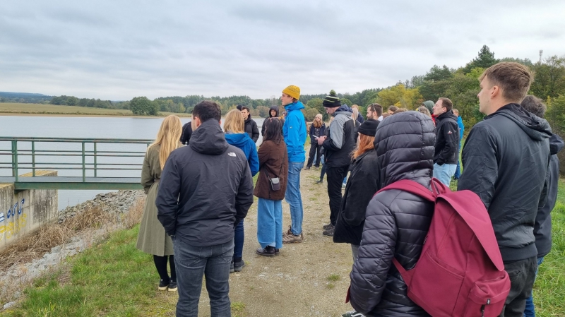 02 hráz Metelského rybníka.jpg