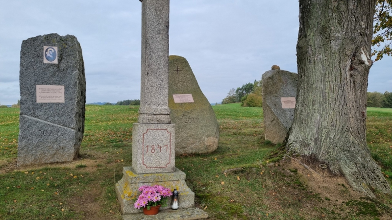 03 památníky v Řištích.jpg