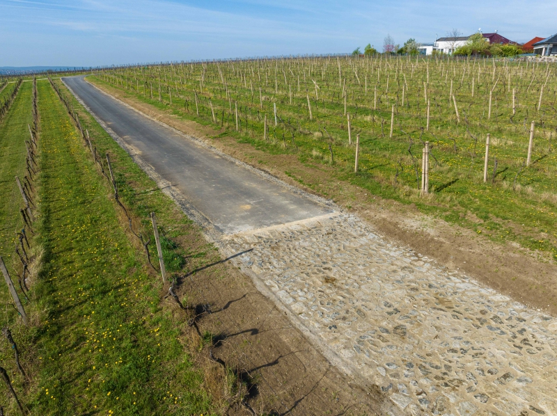 Němčičky u Hustopečí - kamenný přeliv na HC 20