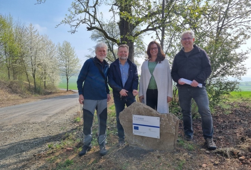 Obrázek11_Dokončení stavebních prací za účasti paní starostky a pana místostarosty (první zleva) obce Řehlovice.jpg