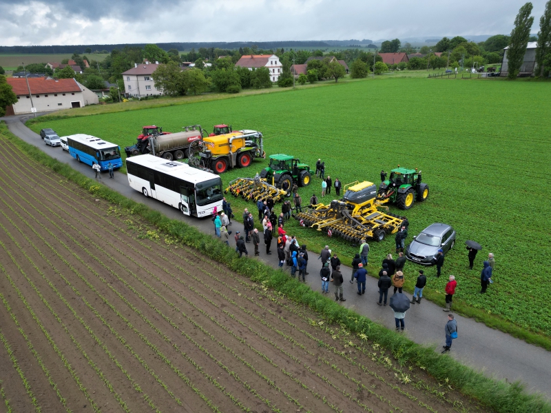Polní kázání - přehlídka strojů.jpg