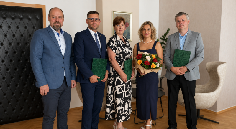 Na fotografii zleva: Václav Pergl, ředitel Odboru personálního, František Pavlík, ředitel Sekce odborných činností, Jaroslava KOsejková, ředitelka KPÚ pro Ústecký a Karlovarský kraj, Svatava Maradová, ústřední ředitelka, Pavel Zajíček, ředitel KPÚ pro Jihomoravský kraj a Kraj Vysočina Na fotografii zleva: Václav Pergl, ředitel Odboru personálního, František Pavlík, ředitel Sekce odborných činností, Jaroslava KOsejková, ředitelka KPÚ pro Ústecký a Karlovarský kraj, Svatava Maradová, ústřední ředitelka, Pavel Zajíček, ředitel KPÚ pro Jihomoravský kraj a Kraj Vysočina