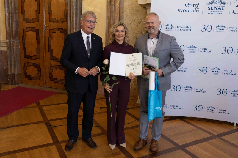 Svatava Maradová a Michal Gebhart přebírají ocenění za Bohdalovice u Větřní Bohdalovice u Větřní oceněny v Senátu